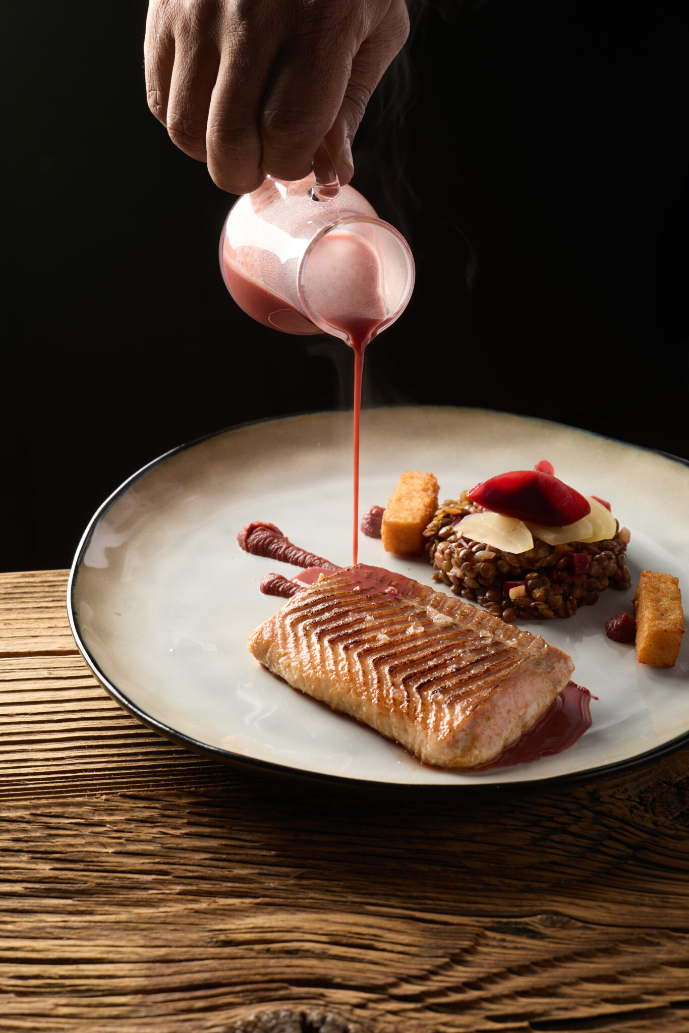 Photo plat poisson et sauce création culinaire